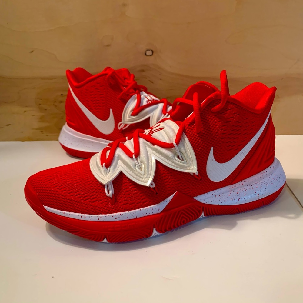 Nike Kyrie 5 Team University Basketball Sneakers